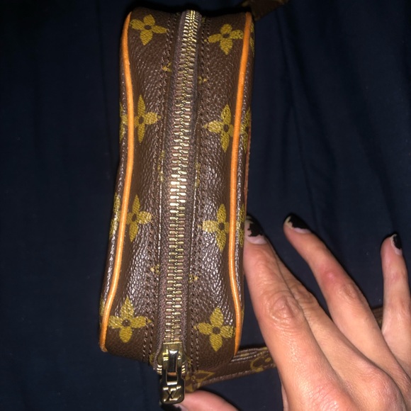 Louis Vuitton Danube Crossbody Bag - Picture 7 of 16